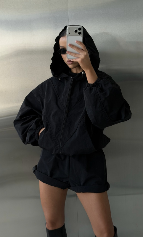 Ветровка с капюшоном