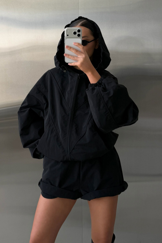 Ветровка с капюшоном