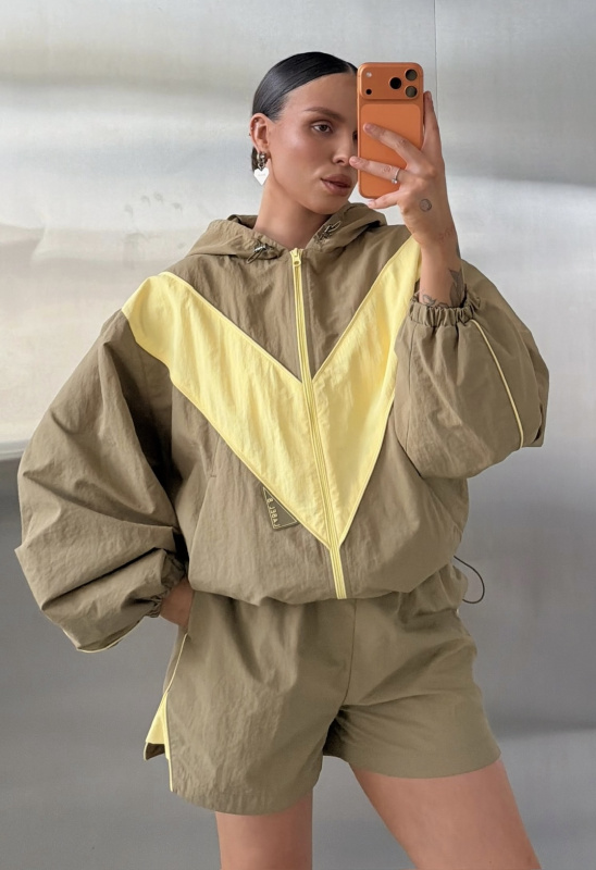 Ветровка с капюшоном