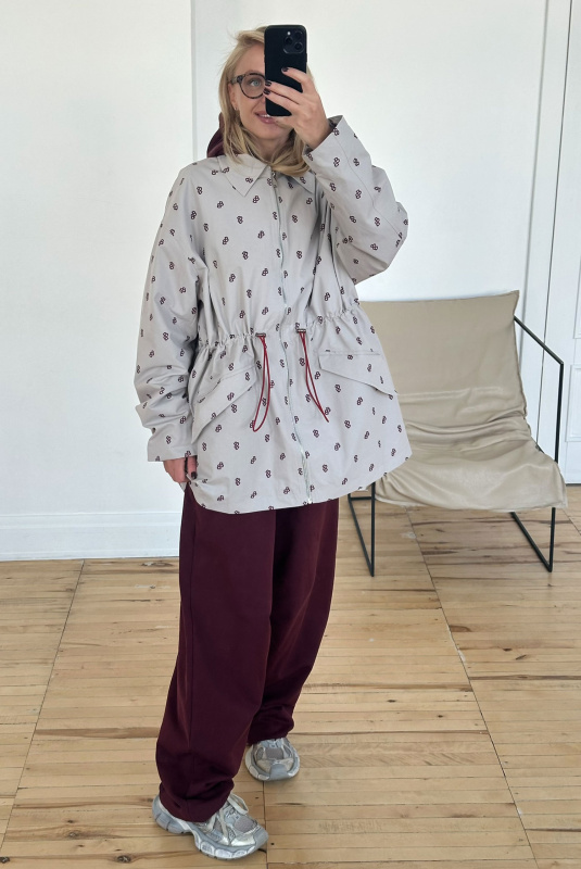 Парка на кулисе с паттерном LIGHT GREY