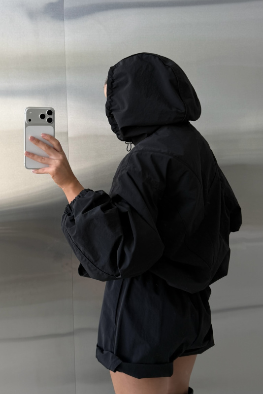Ветровка с капюшоном