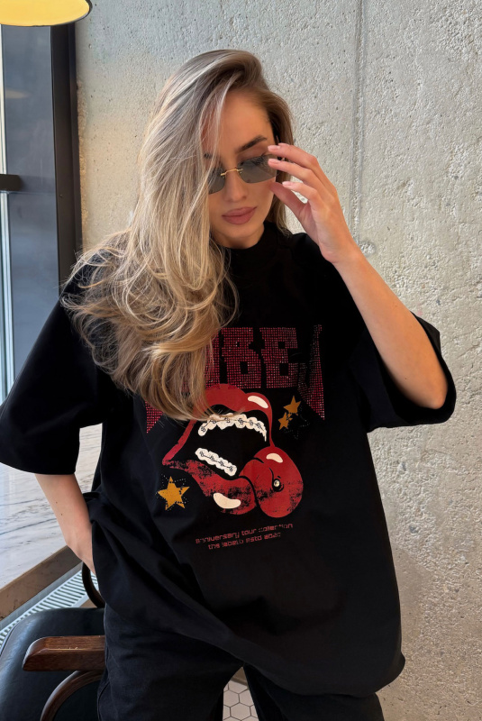 Футболка со стразами BLACK