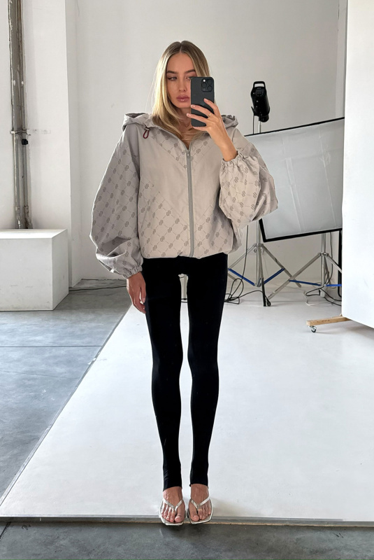 Ветровка с капюшоном с паттерном LIGHT GREY