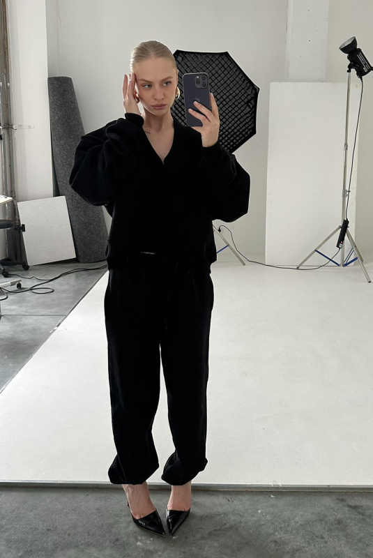 Свитшот с V вырезом BLACK