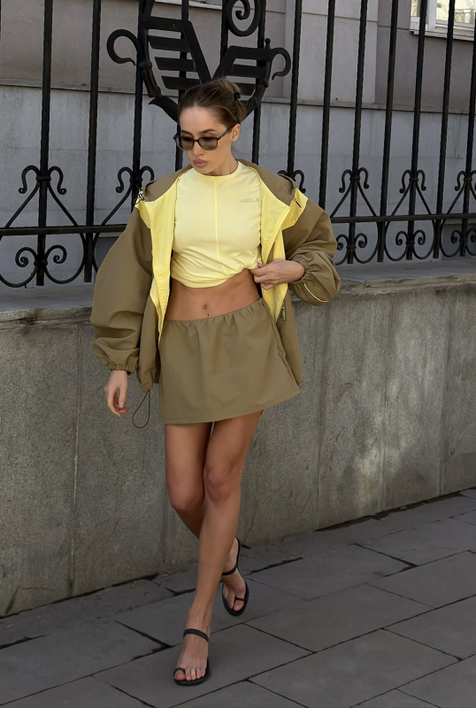 Ветровка с капюшоном