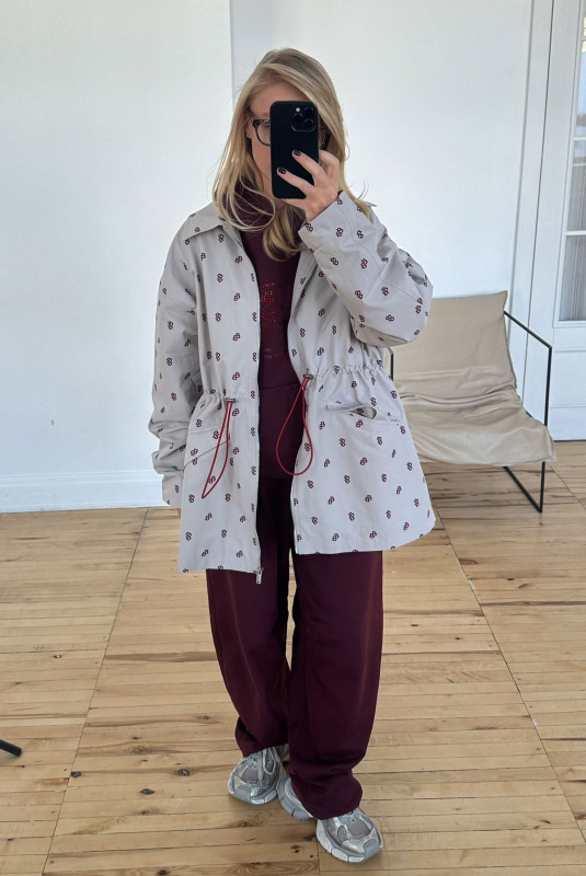 Парка на кулисе с паттерном LIGHT GREY