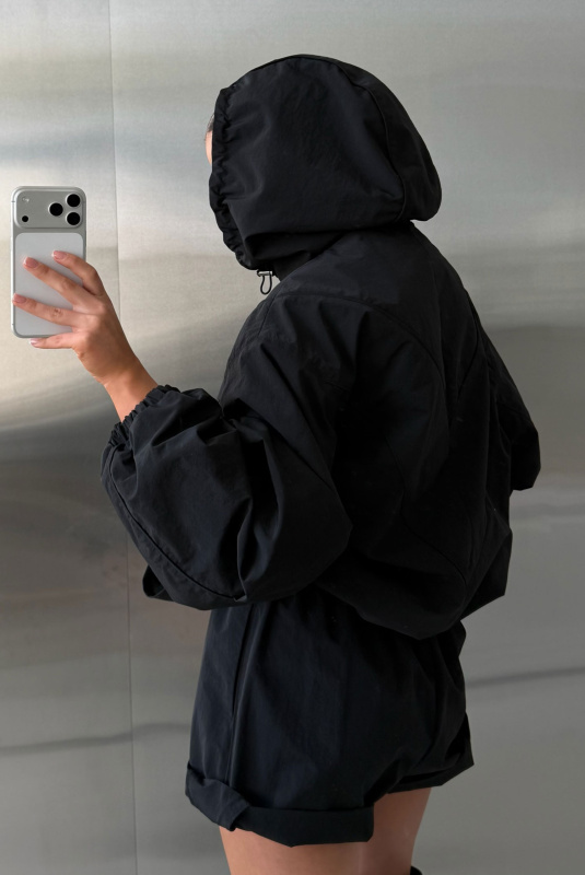 Ветровка с капюшоном