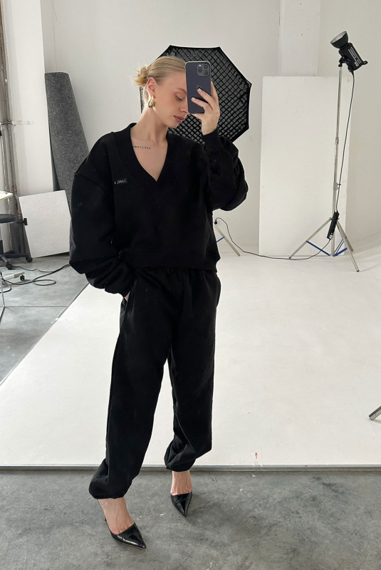 Свитшот с V вырезом BLACK